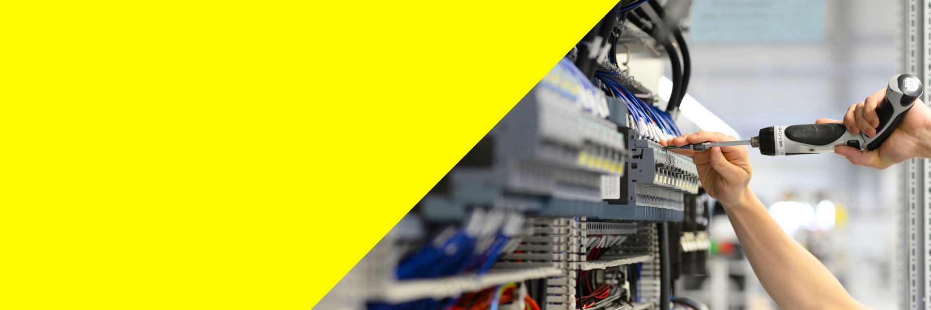 Installateur montiert Schaltschrank