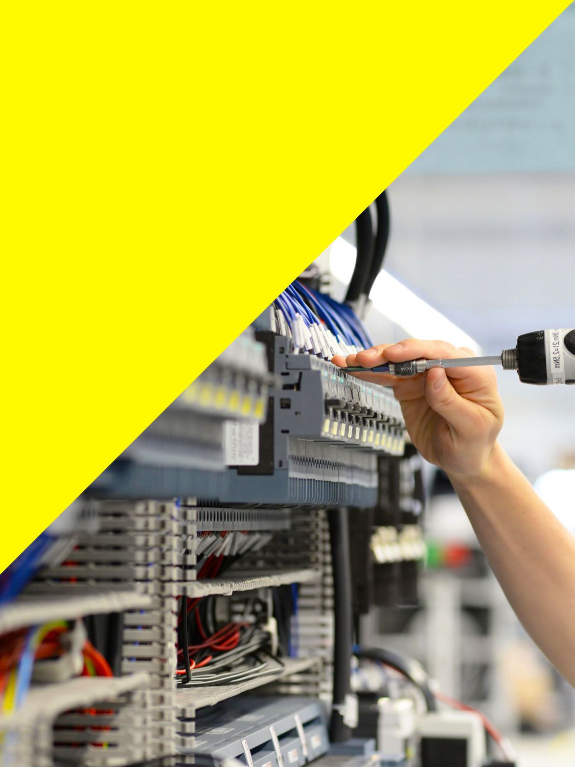 Installateur montiert Schaltschrank