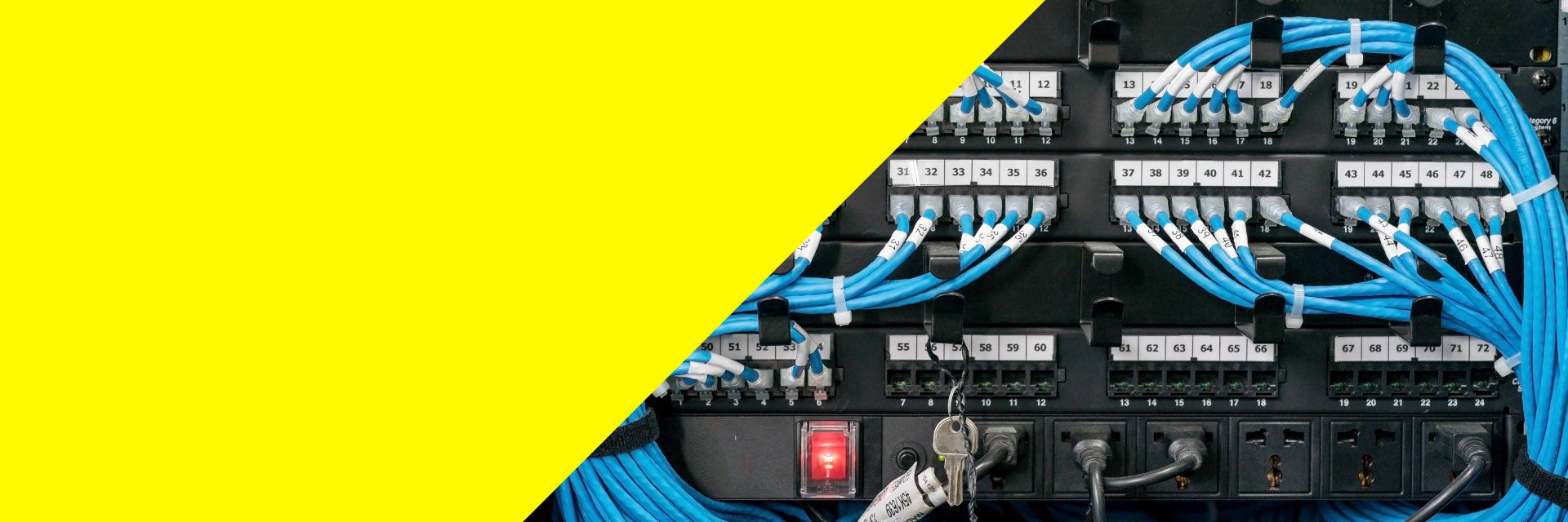 Frau bedient ihre Smarthome-Steuerung, um damit das Licht in ihrer Wohnung zu dimmen.